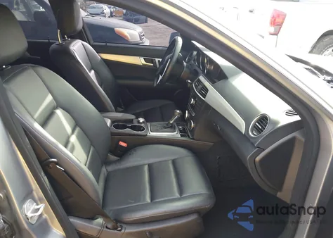 2013 Mercedes-Benz C 300 Sport 4Matic z USA, uszkodzony, nr VIN WDDGF8AB4DR245564